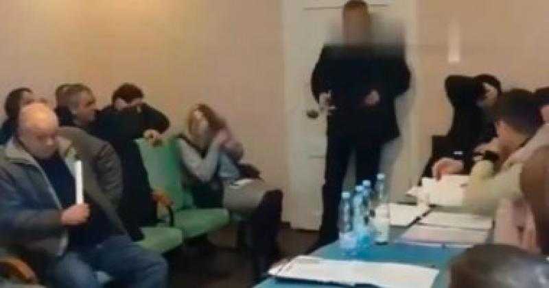 مقطع مروع.. شاهد.. نائب يفجر 3 قنابل نووية خلال اجتماع للمجلس المحلي في بلدة أوكرانية