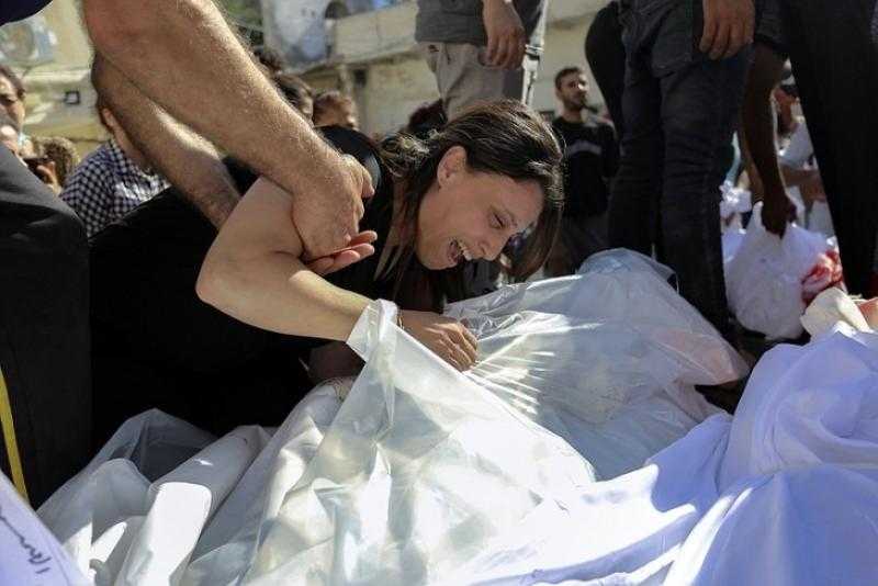 استشهاد أم وابنتها برصاص قناصة الاحتلال بكنيسة العائلة المقدسة في غزة