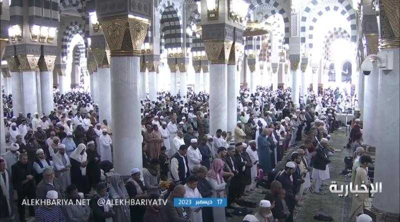 أداء صلاة الغائب على أمير الكويت الراحل الشيخ نواف الأحمد بالمسجد النبوي.. «فيديو»