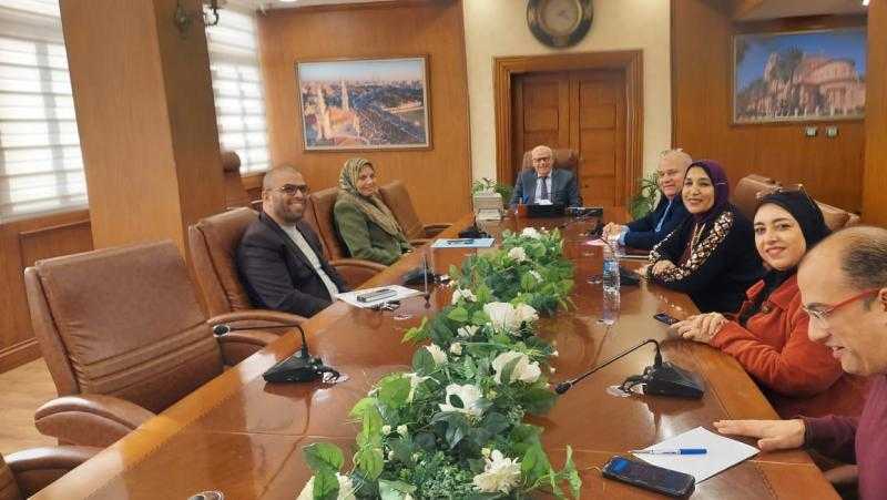 محافظ بورسعيد يلتقي عدد من مديري المدارس الخاصة