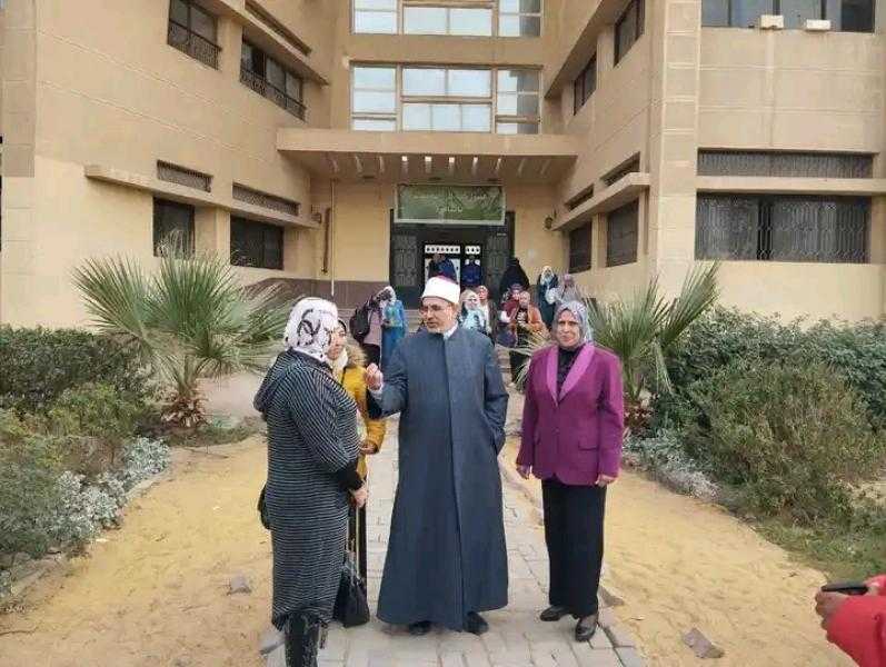 رئيس جامعة الأزهر يتفقد كلية الزراعة بنات القاهرة