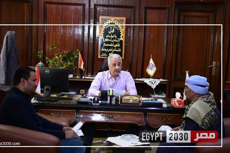محافظ قنا يستأنف استقبال المواطنين بمكتبه لبحث شكواهم