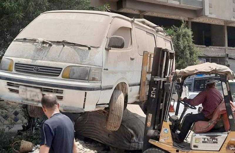 الداخلية تواصل حملاتها لرفع السيارات المتهالكة من الشوارع