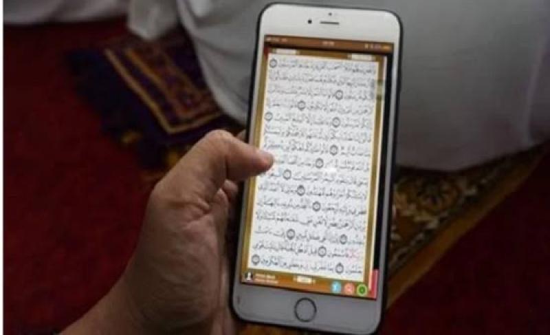 هل قراءة القرآن من الهاتف لها نفس ثواب المصحف؟.. الإفتاء تجيب