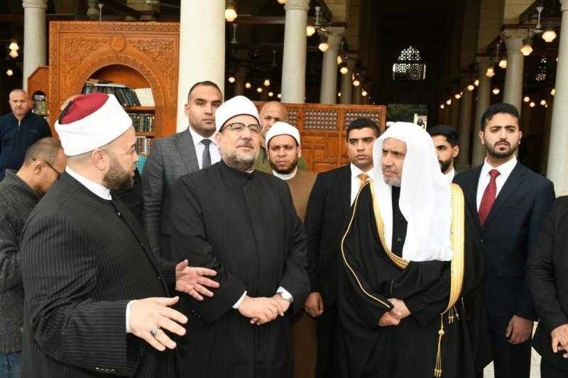خلال زيارته لمسجد عمرو بن العاص.. أمين رابط العالم الإسلامي يشيد بعمارة المساجد في مصر