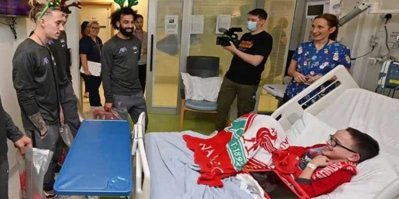 احتفالاً بالكريسماس.. صلاح ولاعبو ليفربول يوزعون الهدايا فى مستشفى للأطفال في إنجلترا