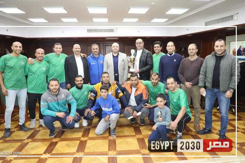 محافظ بني سويف يهنئ مسؤولي ولاعبي فريق النشاط الرياضي بالديوان العام