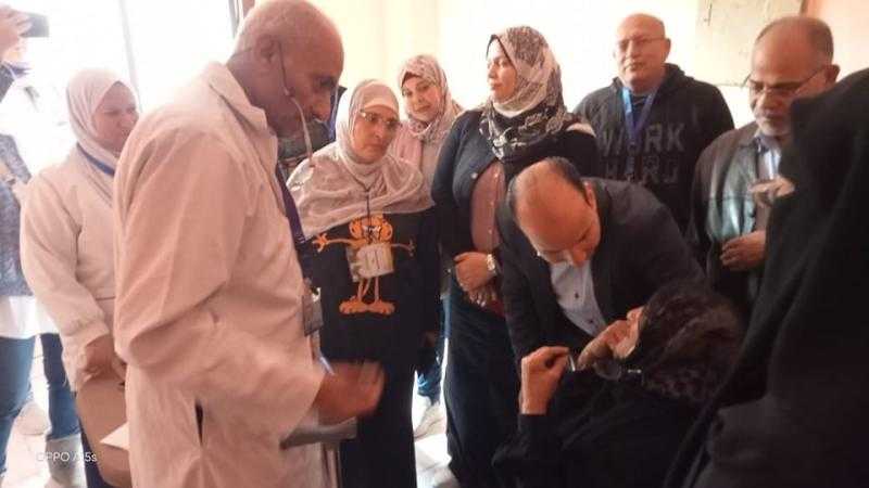 وكيل صحة القليوبية يتفقد القافلة الطبية بقرية ميت الحوفيين ببنها