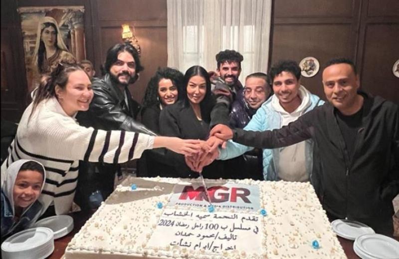 فريق عمل مسلسل بـ100 راجل