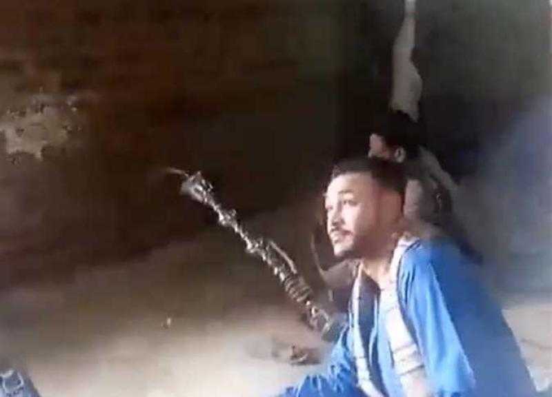 شاهد.. رجل يهدد 3 سيدات بسلاح آلي: «عليّ الطلاق ما هحطلك الطلقة غير في قورتك»