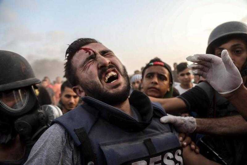 إصابة عدد من الصحفيين جراء قصف بجوار المستشفى الكويتي