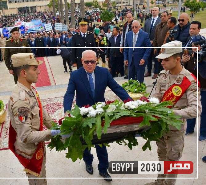 محافظ بورسعيد يضع إكليلا من الزهور على النصب التذكاري احتفالا بعيد المحافظة