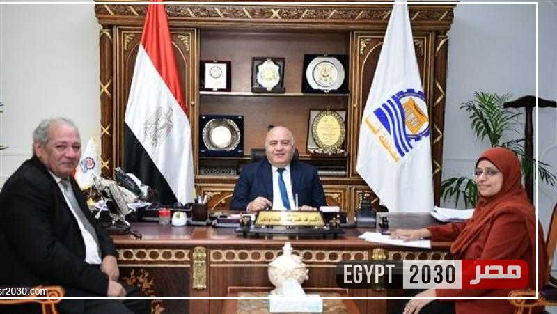 انخفاض في المواليد.. محافظ قنا يناقش خطة قطاع تنظيم الأسرة