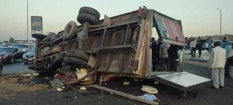 انقلاب سيارة نقل في حادث تصادم بطريق الإسماعيلية الصحراوي