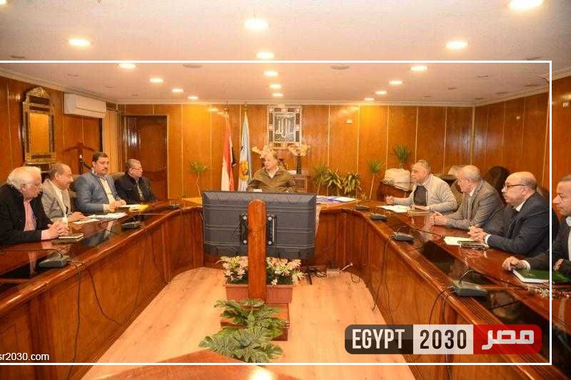 محافظ أسيوط يعقد اجتماعًا موسعًا لمتابعة موقف السلع ومدى توافرها بالكميات المناسبة بالأسواق
