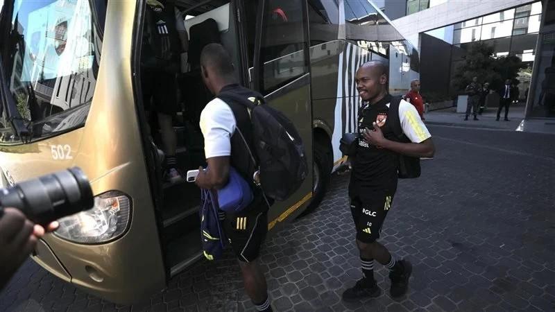 حافلة الأهلي تصل ملعب الملك عبد الله لخوض مباراة أوراوا