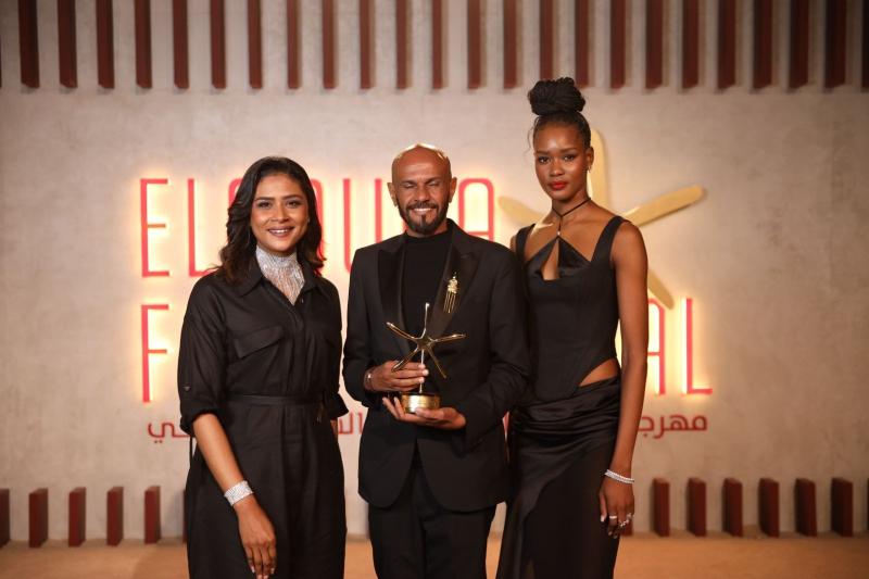 أمجد أبو العلاء ومحمد كردفاني يهديان جائزة وداعًا جوليا في مهرجان الجونة السينمائي للشعب السوداني
