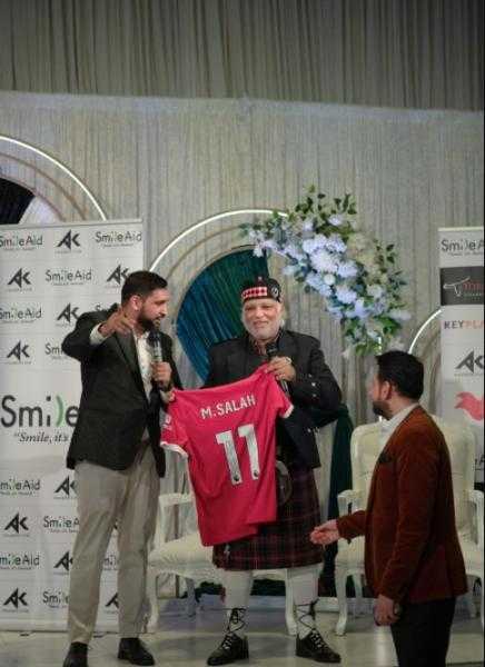 برقم خيالي.. بيع قميص محمد صلاح في مزاد لصالح ضحايا غزة