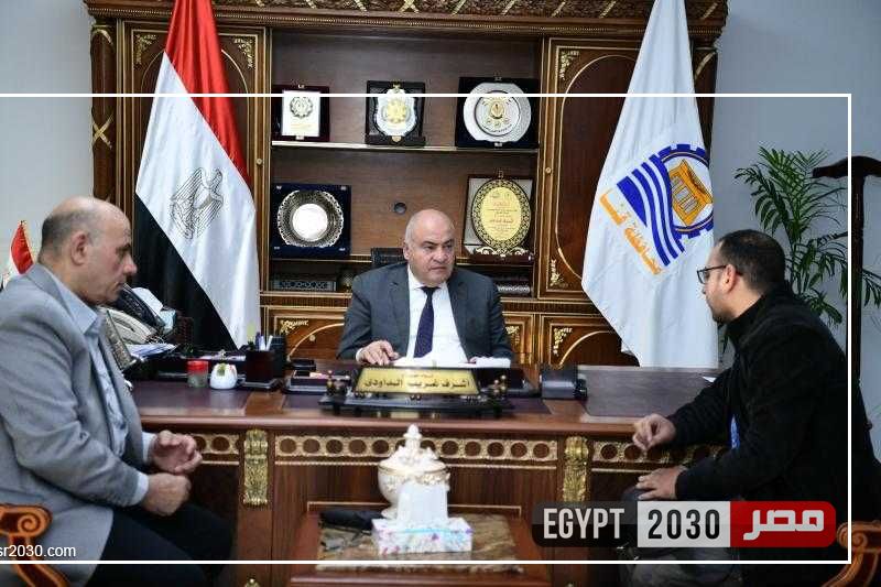 محافظ قنا يواصل استقبال المواطنين بمكتبه لبحث شكواهم