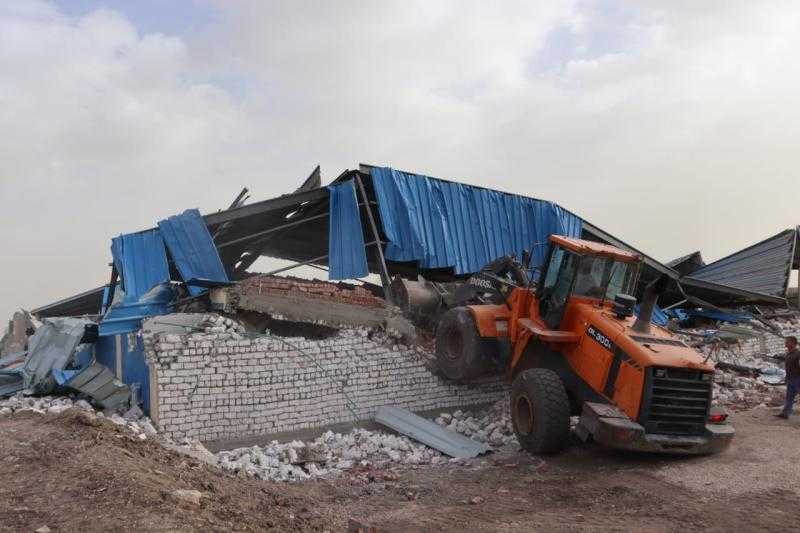 محافظ القليوبية يشن حملة مكبرة لإزالة التعديات على الأرض الزراعية بسرياقوس