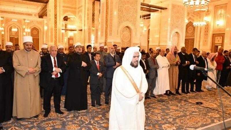 إمام الحرم النبوي يؤم المصلين في صلاة الظهر بمسجد مصر بالعاصمة الإدارية