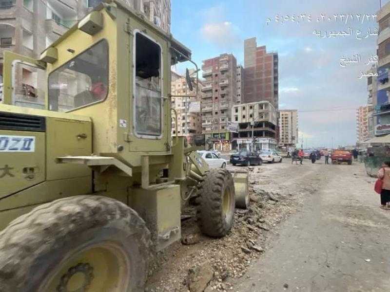 محافظ كفر الشيخ يتابع أعمال رصف عدد من شوارع العاصمة