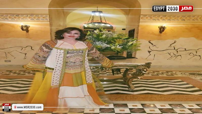 إلهام شاهين بالعباءة