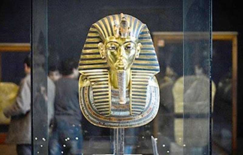 الملك توت عنخ آمون 