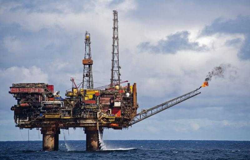 أستاذ هندسة بترول: أسواق النفط تشهد حربا باردة بين روسيا والغرب