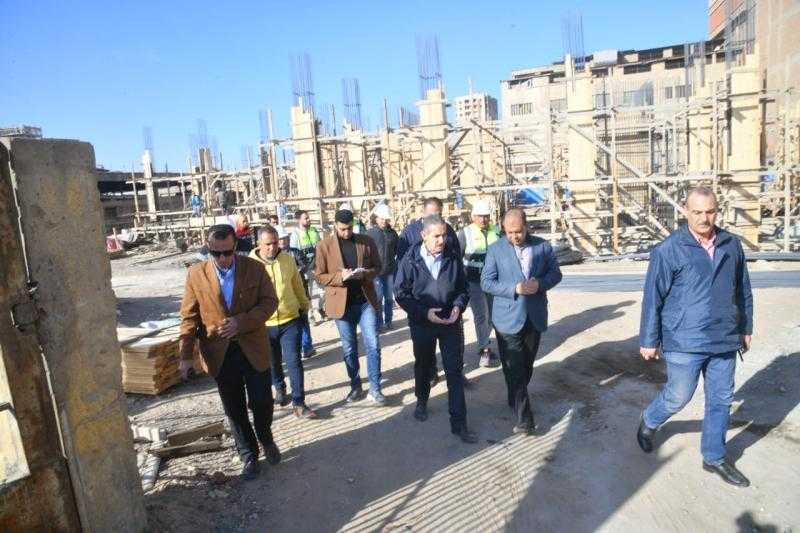 محافظ الغربية يستكمل جولته الصباحية بمتابعته أعمال الرصف والتطوير بالمحلة الكبرى