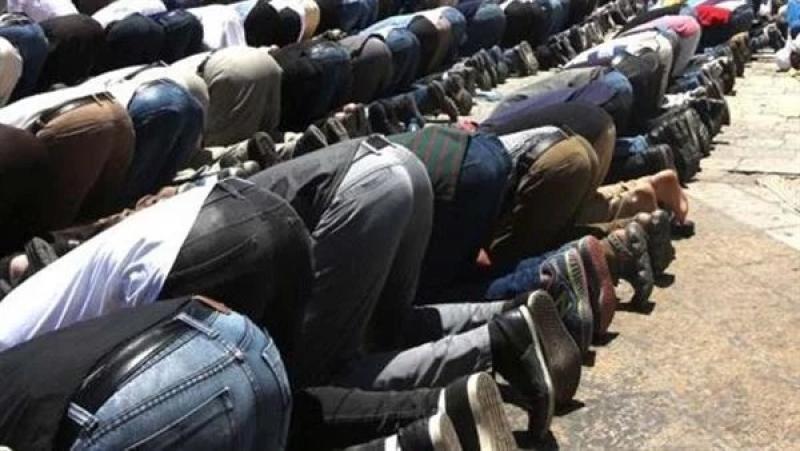 حكم الصلاة بالحذاء.. يجوز في تلك الحالة