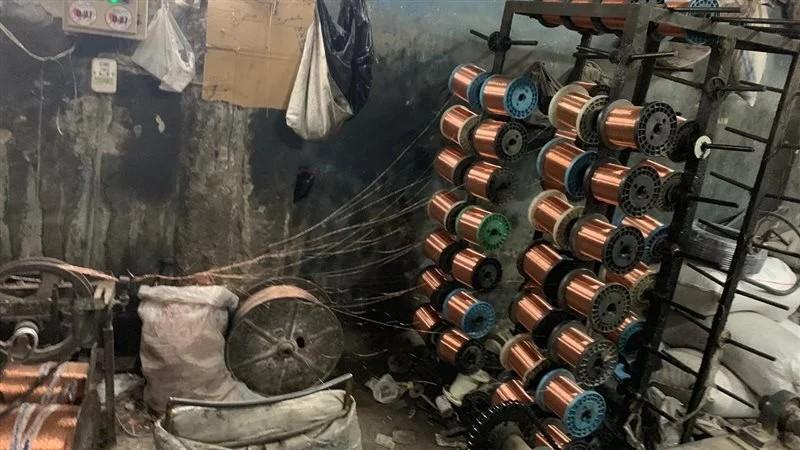ضبط مصنعين لإنتاج الأسلاك الكهربائية المغشوشة في القناطر الخيرية
