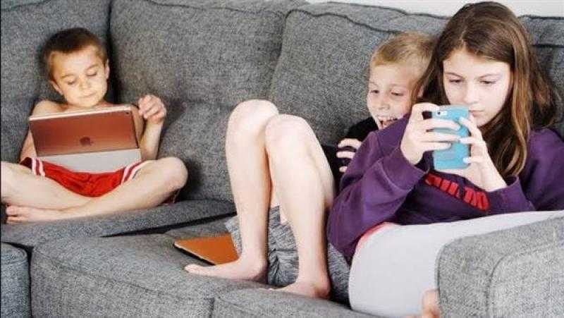 الخبراء يجيبون لـ”مصر 2030”.. هل يصاب الأطفال بالتخلف العقلي من كثرة استخدام الهواتف؟