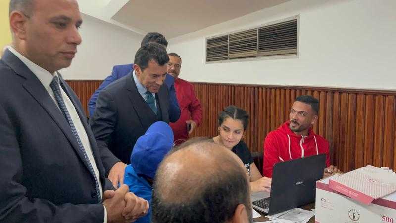 وزير الشباب والرياضة يتفقد استلام الحقيبة الرياضية للمشاركين بماراثون زايد الخيري