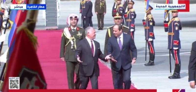 شاهد.. الرئيس السيسي يستقبل العاهل الأردني بمطار القاهرة
