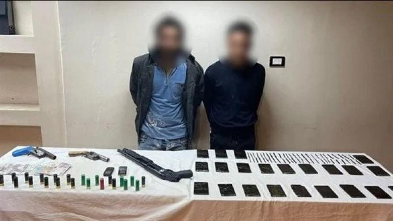 حبس متهمين ضبط بحوزتهما 2،5 كجم حشيش وأسلحة نارية في شبراخيت