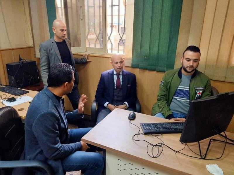 وكيل وزارة الصحة بالشرقية يتفقد غرفة الأزمات ومركز الخدمات الطارئة والنداء الآلي