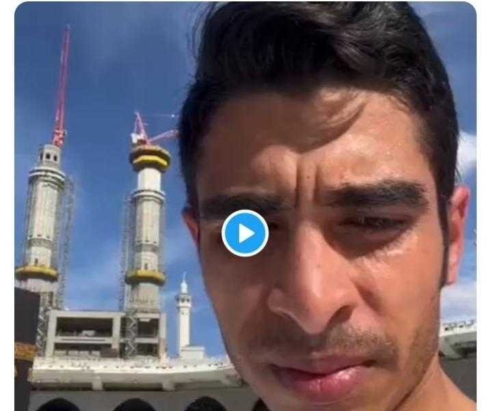 شاب يثير الجدل ويغني لأم كلثوم أمام الكعبة.. شاهد