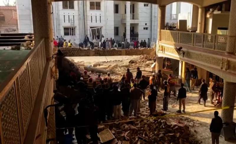 حادث تفجير مسجد بيشاور في باكستان