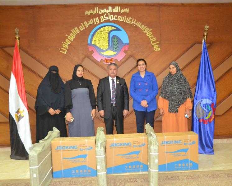 نائب محافظ البحيرة تسلم ماكينات خياطة لأوائل دفعة المتدربين على مهنة التطريز والخياطة