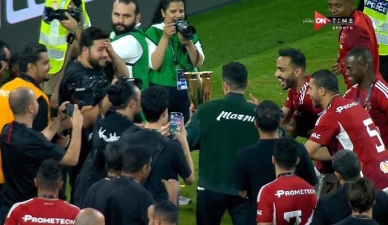 احتفال محمد حماقي بالسوبر المصري