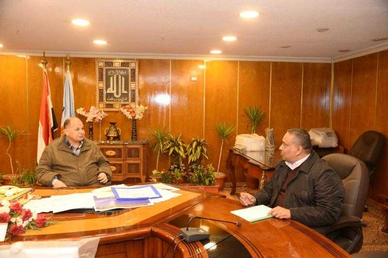 محافظ أسيوط يلتقي مسئولي المواقف لمتابعة منظومة العمل