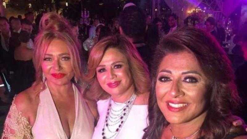 شاهد.. رقص ليلى علوي والملكة صفصف وإلهام شاهين بالسيارة