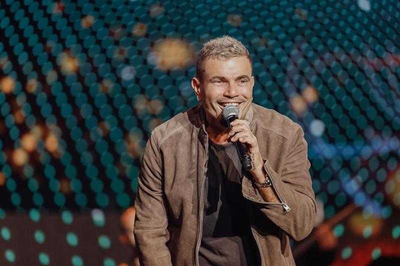 عمرو دياب يشعل أجواء موسم الرياض بالتزامن مع طرح ألبوم «مكانك»