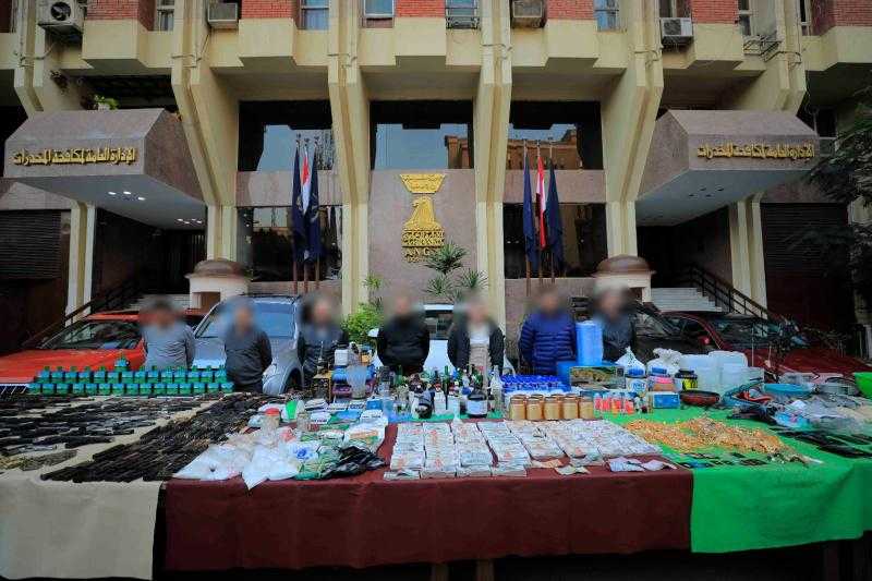 ضبط أخطر عصابة لتصنيع المخدرات والأسلحة النارية في القاهرة والجيزة (صور)