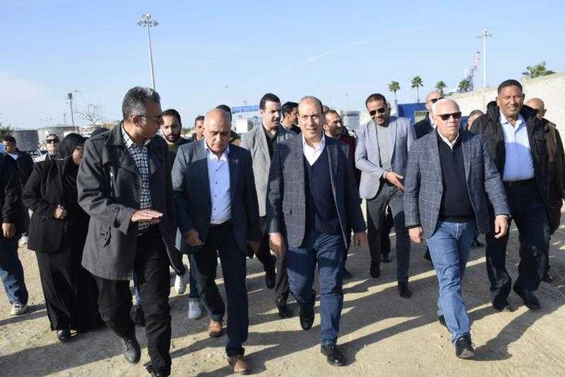 محافظ بورسعيد ورئيس الجهاز المركزي للتعمير يتابعان سير العمل في مشروع إنشاء ورصف شارع عزمي من كوبري النصر العائم