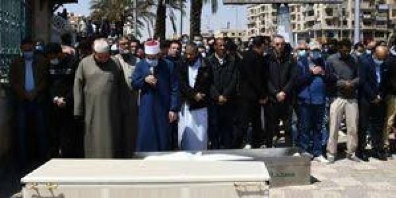 صلاة الجنازة بالحذاء.. تعرف على حكمها