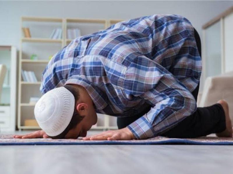 حكم تغميض العينين أثناء الصلاة بقصد الخشوع.. داعية يوضح