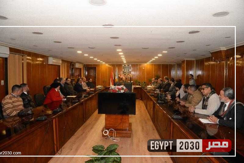 محافظ أسيوط يلتقي بعض أهالي مدينة 30 يونيو لمناقشة طلباتهم