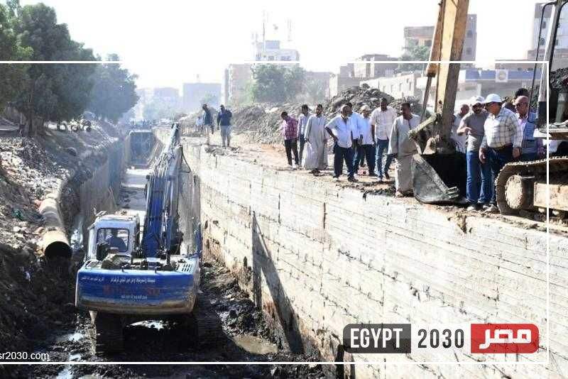 محافظ أسوان: وضع حلول جذرية لمشكلة الطفح المتكرر بمناطق حي شرق